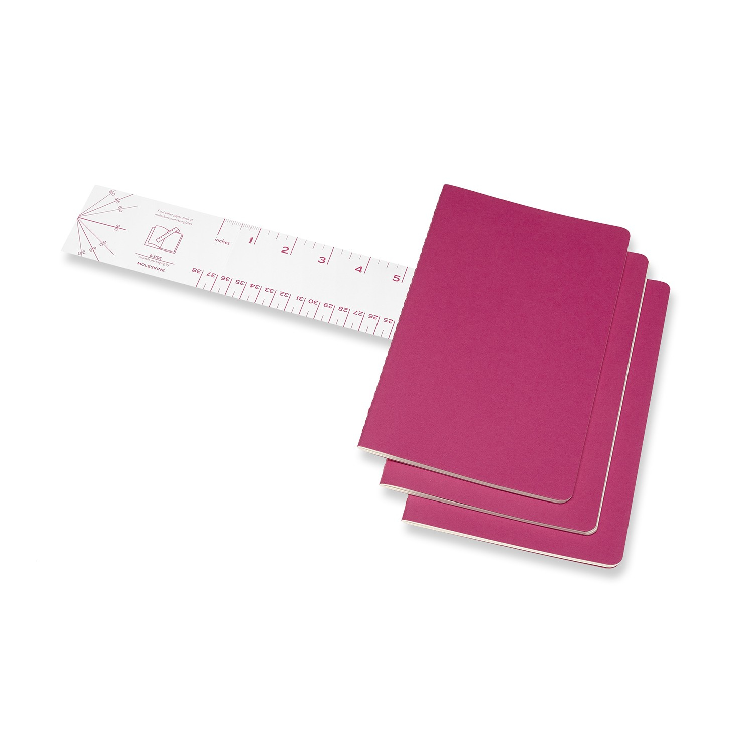 Drei magenta Notizbücher gestapelt mit einem Lineal. Das Lineal hat Zollmarkierungen und ein Moleskine-Logo.