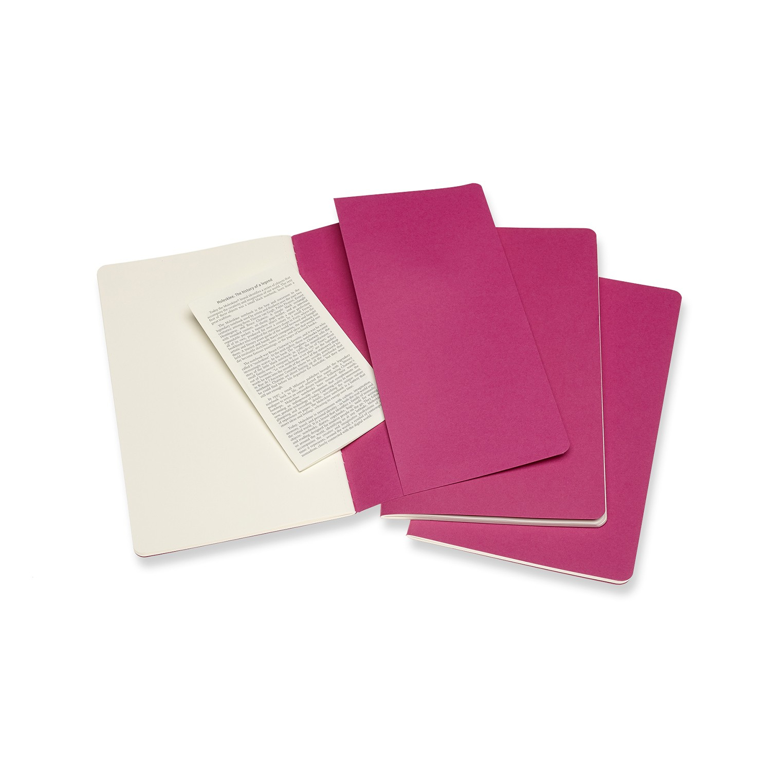 Drei magentafarbene Notizbücher mit abgerundeten Ecken auf Weiß. Ein Notizbuch geöffnet mit Text. Ein cremefarbenes Papier ist sichtbar.