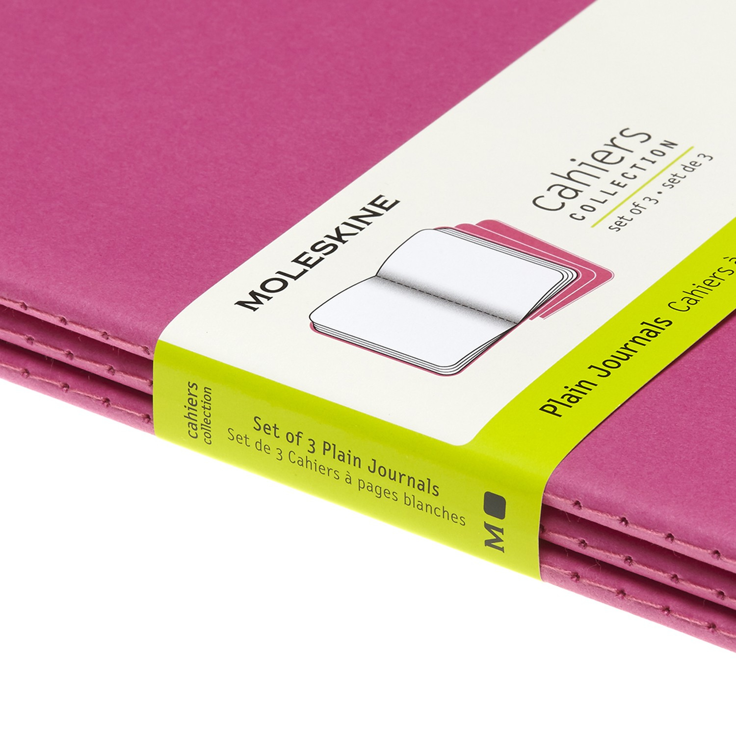 Ein Stapel pinkfarbener Moleskine-Notizbücher mit einem grünen Etikett mit der Aufschrift 'Cahiers Collection' und 'Set of 3 Plain Journals'.