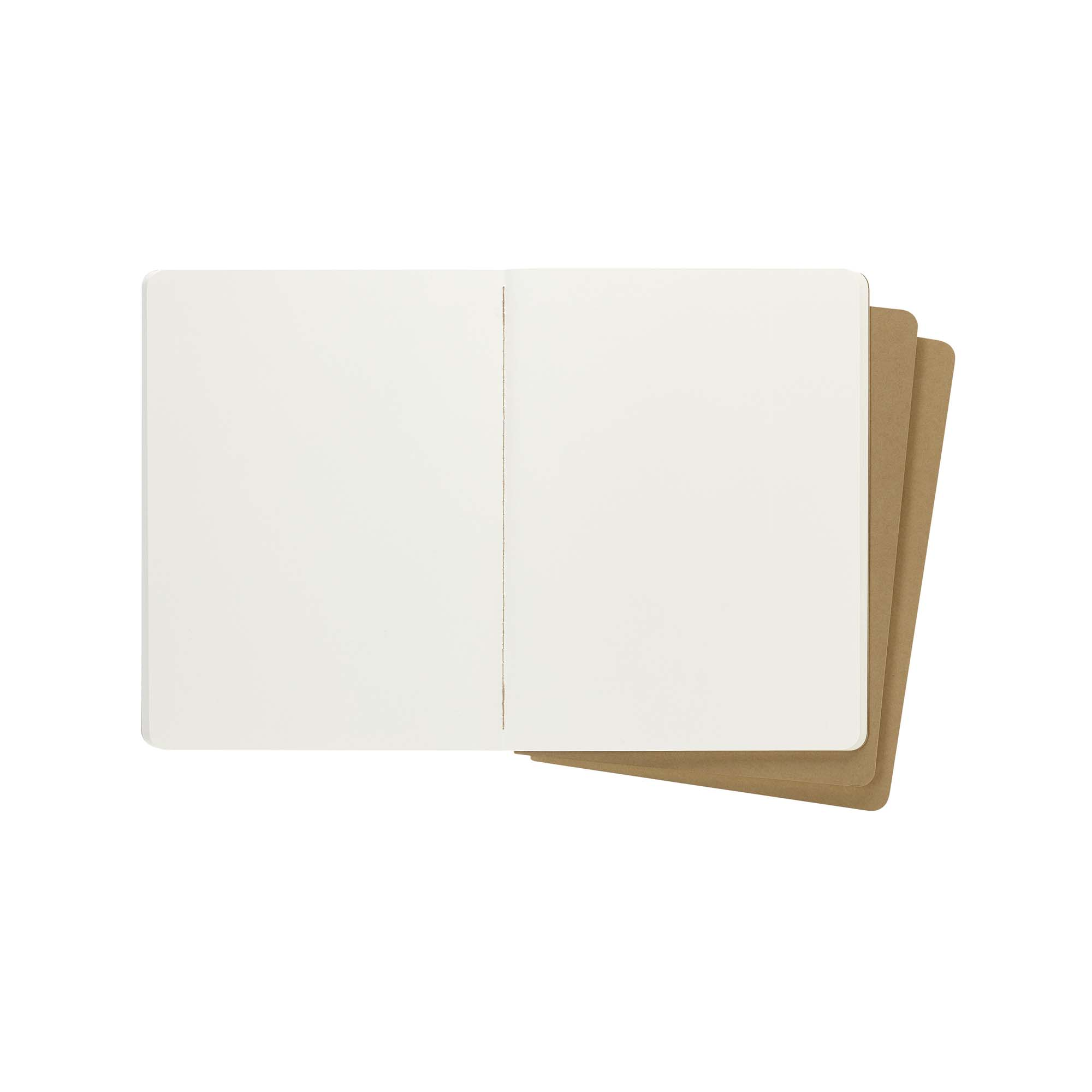 Offenes Notizbuch mit weißen Seiten, das auf braunen Papierseiten liegt. Der Hintergrund ist weiß.