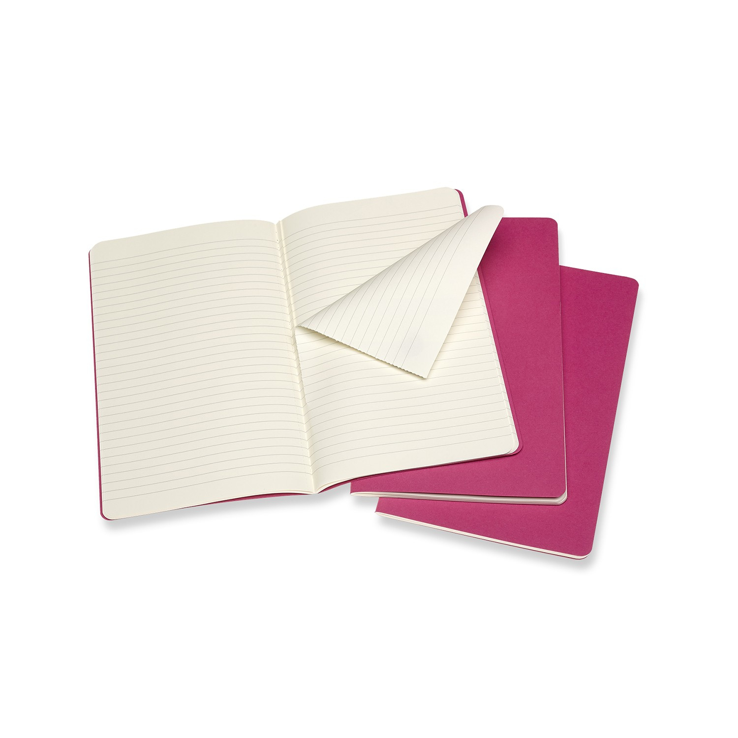 Drei magentafarbene Notizbücher auf Weiß. Eines ist geöffnet, eine Seite umgeblättert. Die Seiten sind liniert und die Kanten abgerundet.