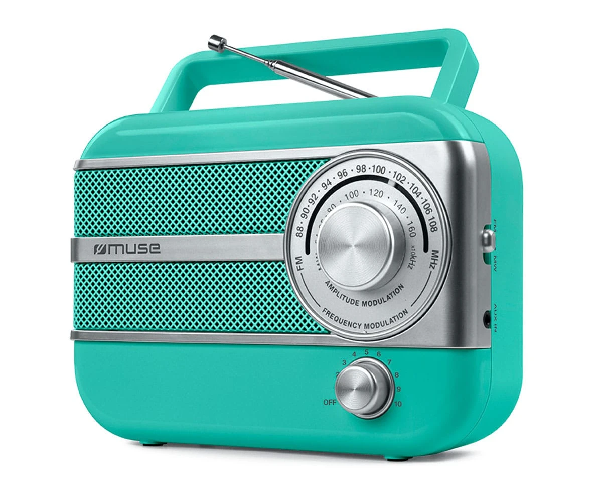 Una radio retrò turchese con maniglia. Ha una griglia per altoparlanti, un quadrante di sintonizzazione e un'antenna. Il marchio è 'muse'.