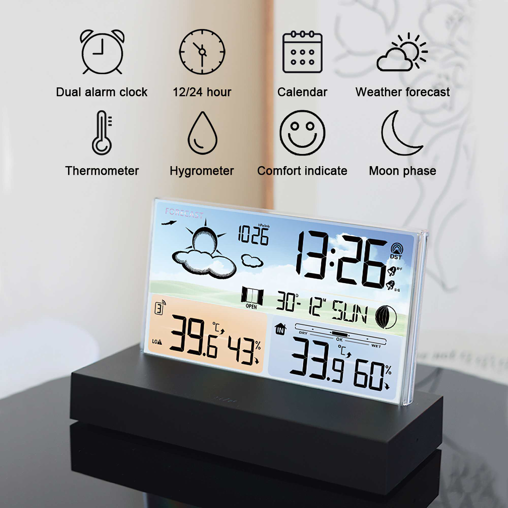 Digitale Wetterstation zeigt Zeit, Datum, Temperatur, Luftfeuchtigkeit und Wettervorhersage auf einem schwarzen Ständer an.