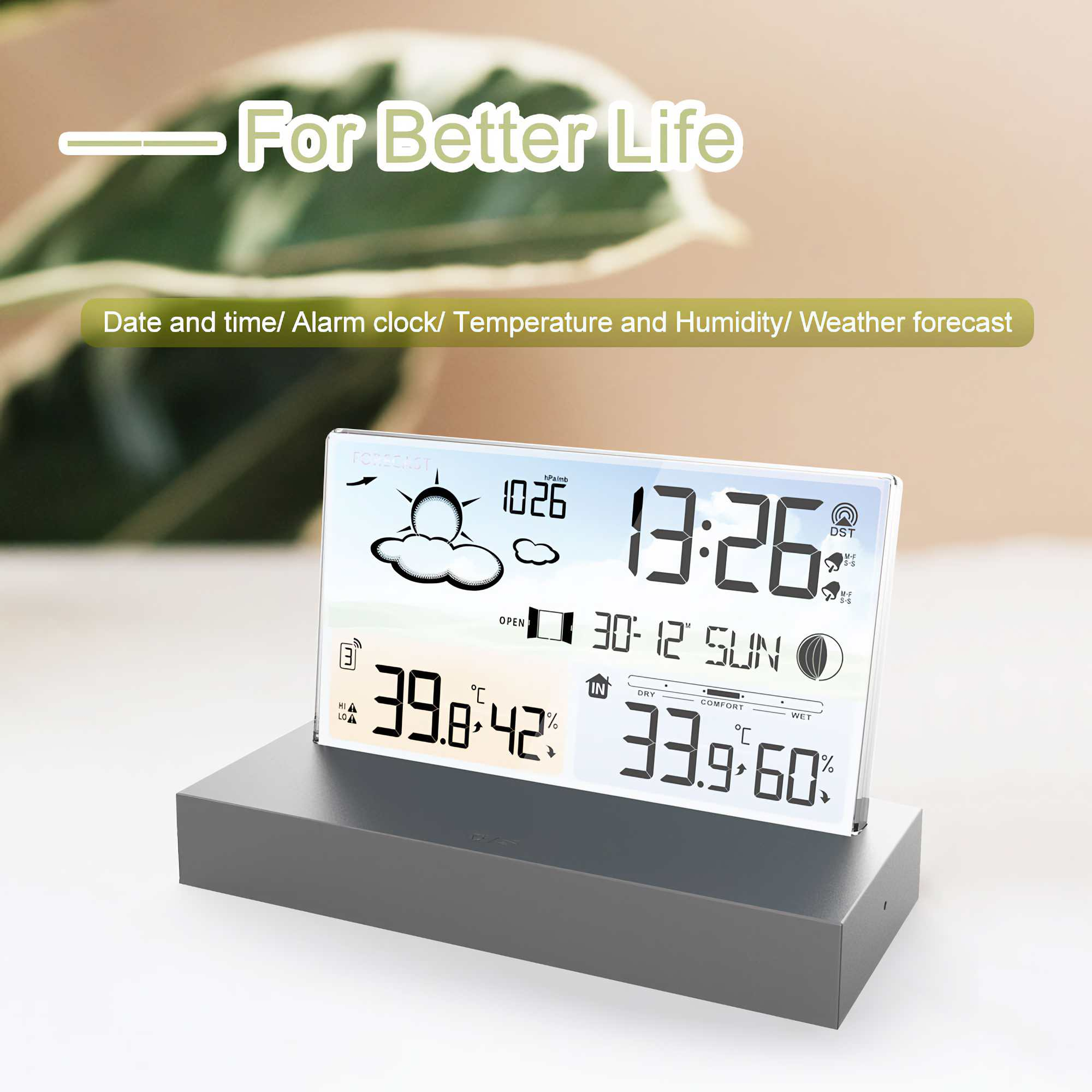 Eine Digitaluhr mit Wettervorhersage zeigt Zeit, Temperatur und Luftfeuchtigkeit an. Es steht auf einem grauen Ständer, mit grünen Blättern im Hintergrund.