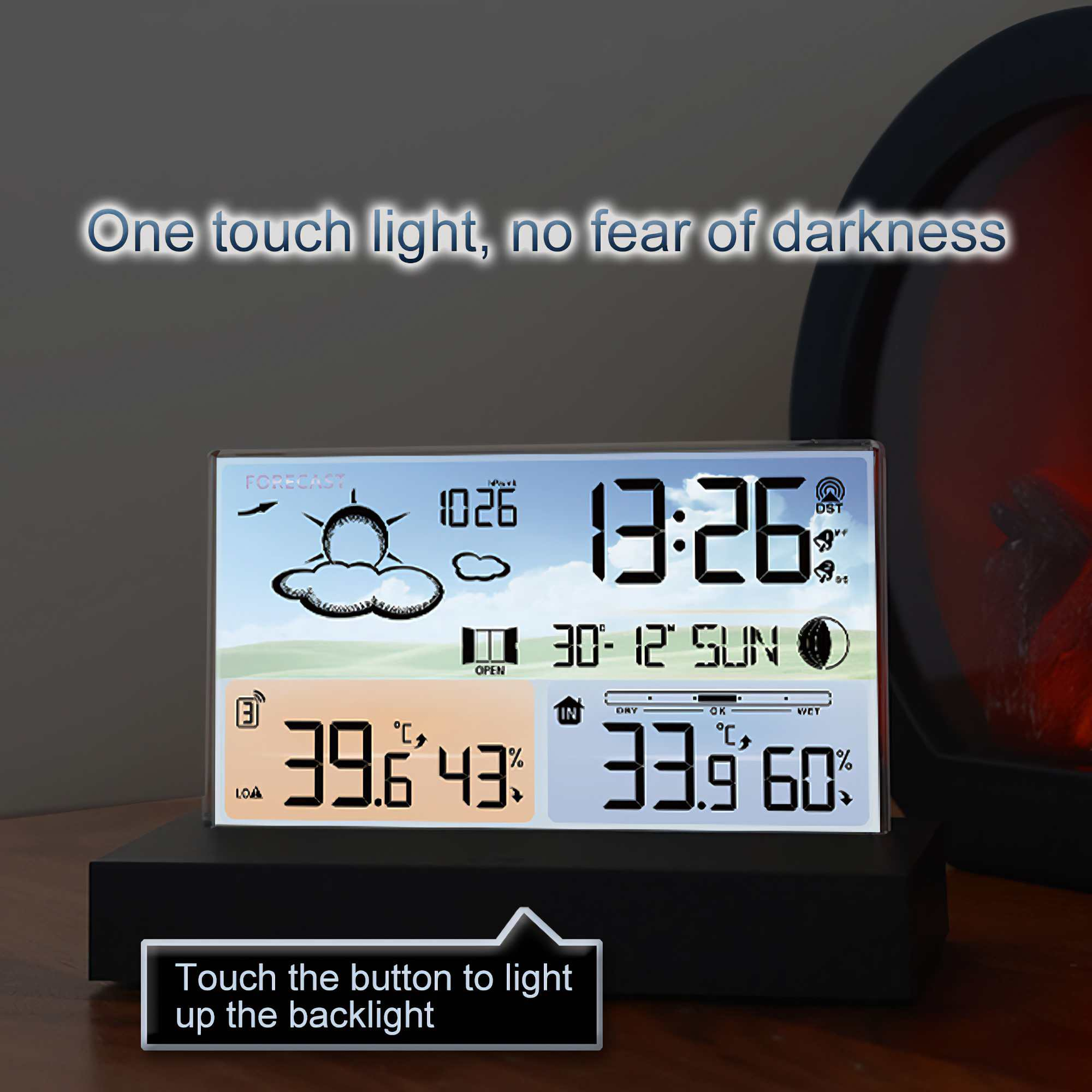 Digitale Wetterstation mit Anzeige von Zeit, Temperatur und Vorhersage. Sie hat einen beleuchteten Bildschirm und einen schwarzen Sockel.