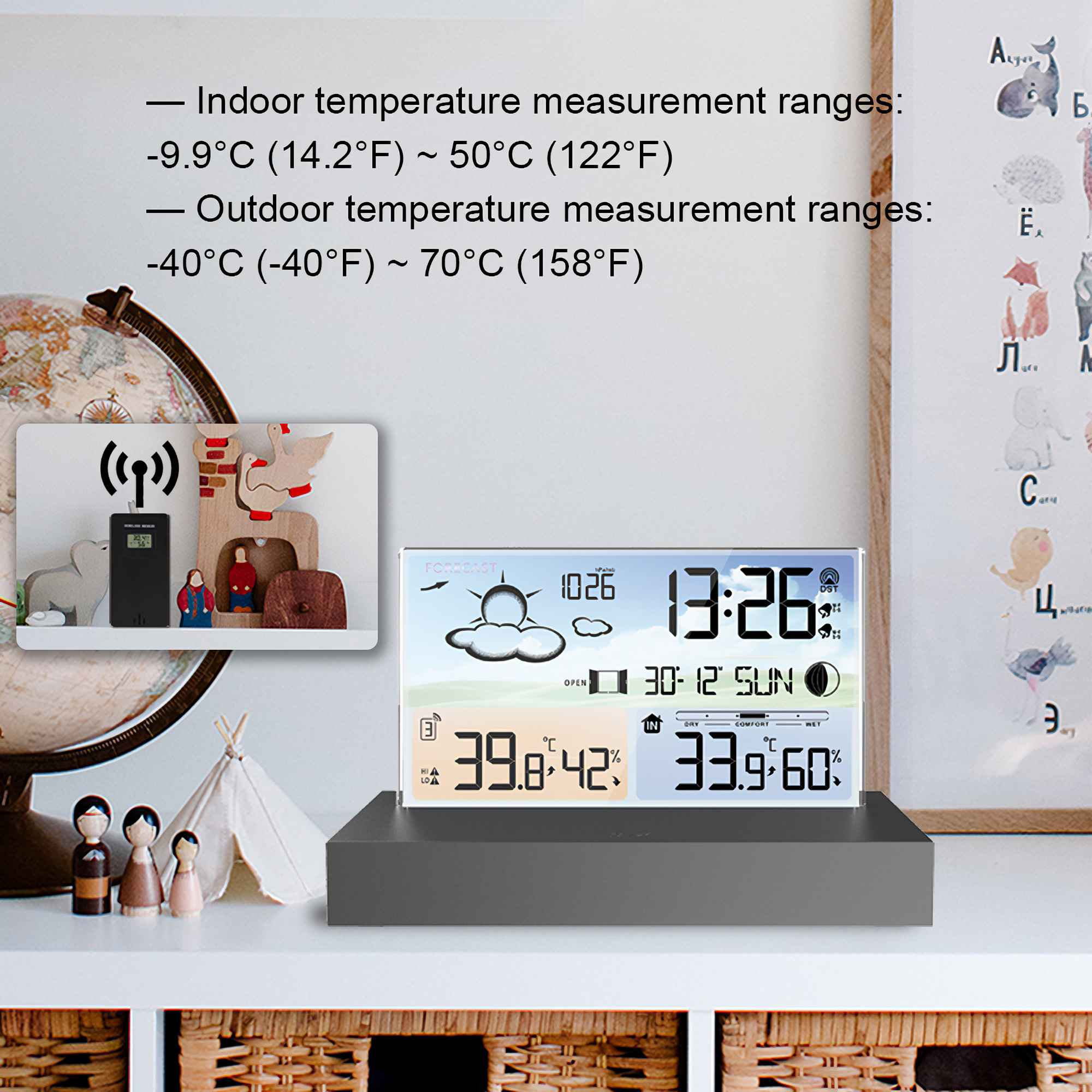 Eine digitale Wetterstation zeigt Zeit, Temperatur und Luftfeuchtigkeit an. Dekorative Elemente sind Holzfiguren und ein Globus.