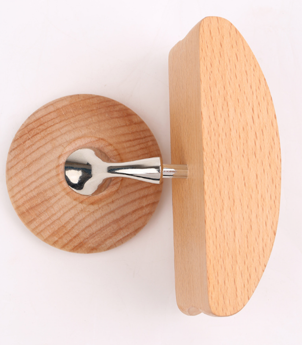 Holztürgriff mit Metallhebel auf weißem Hintergrund. Der Griff besteht aus zwei Holzteilen.