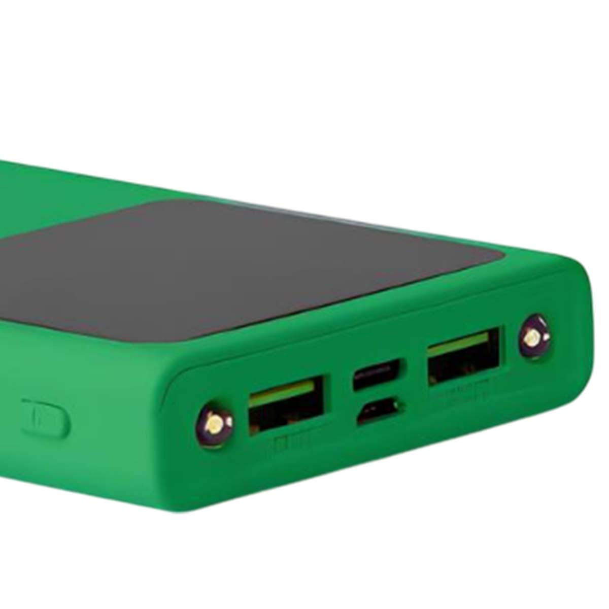 Power bank verde con parte superiore nera, con più porte USB e un pulsante di accensione. Lo sfondo è bianco.