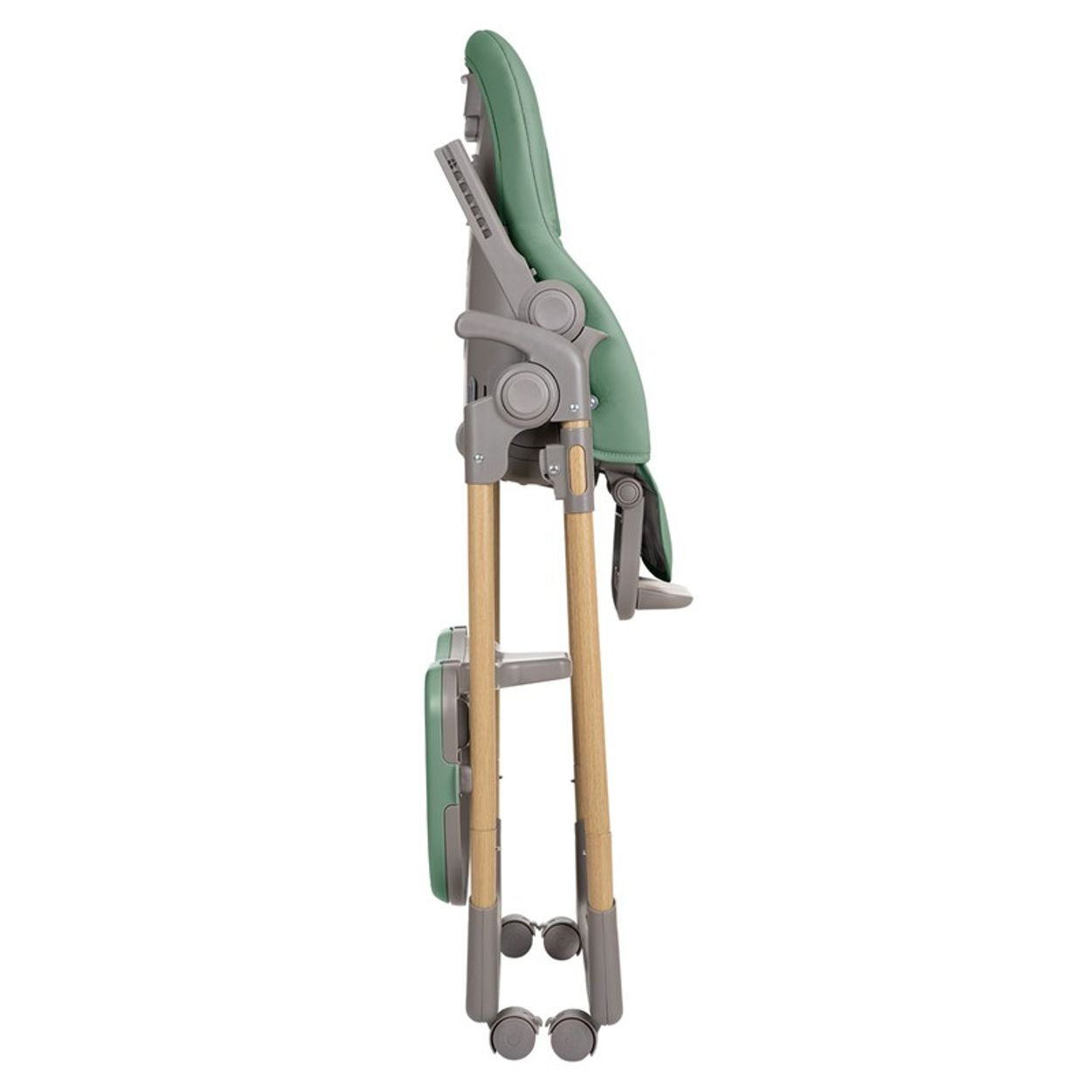 Una trona verde y gris plegada. Tiene patas de madera y ruedas grises. El asiento y el respaldo son verdes.