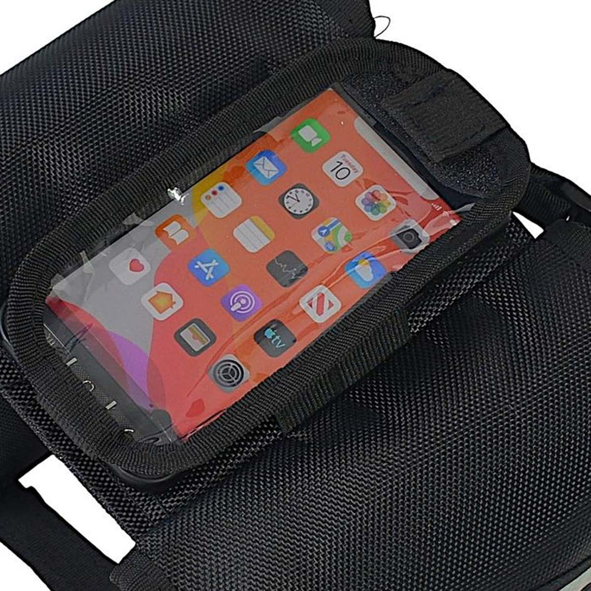 Un téléphone avec des applications est dans un étui noir. L'écran affiche de nombreuses icônes d'applications. L'étui est sur un fond de tissu noir.
