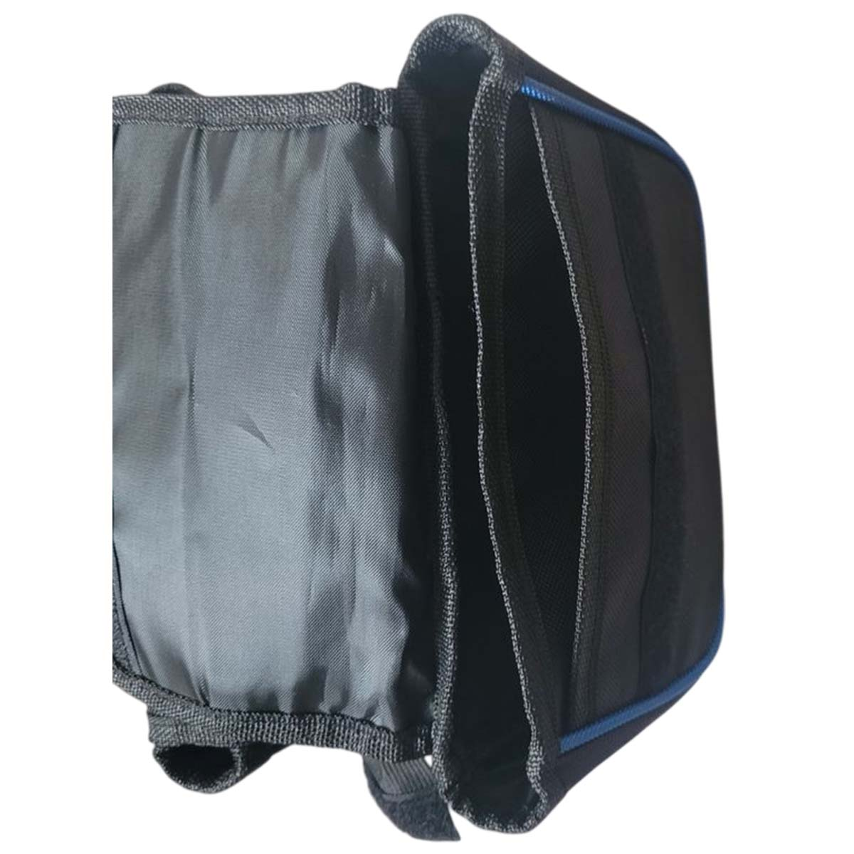 Un sac noir, ouvert. Intérieur gris. Bordure bleue. Des attaches velcro sont visibles.