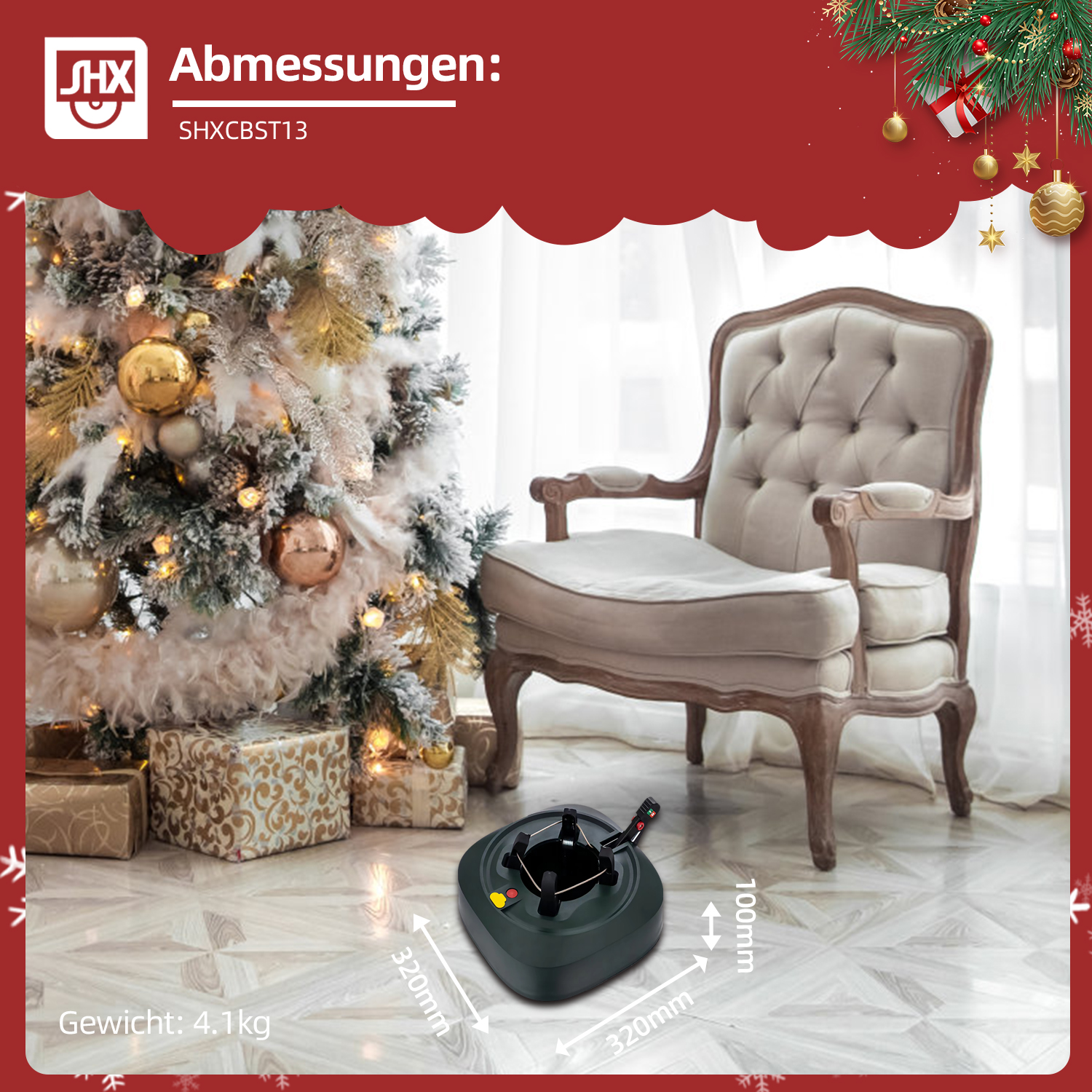 Ein Weihnachtsbaumständer mit Abmessungen, ein geschmückter Baum, ein Stuhl und Geschenkverpackungen. Festliche Dekorationen im Hintergrund.