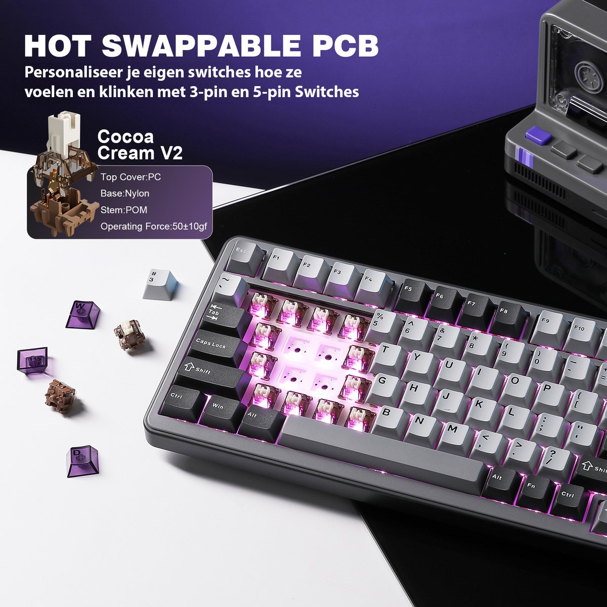 Een grijs toetsenbord met verlichte toetsen op een zwart oppervlak. Onderdelen van schakelaars en keycaps liggen ernaast.