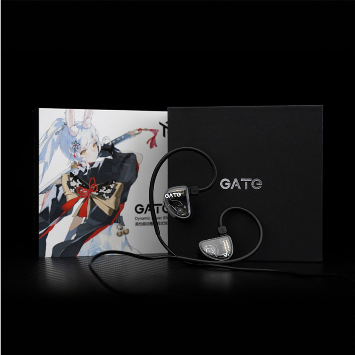 Oortelefoons met een zwarte kabel. Een doos met een anime-illustratie en een zwarte doos met de merknaam 'GATO' in de scène.