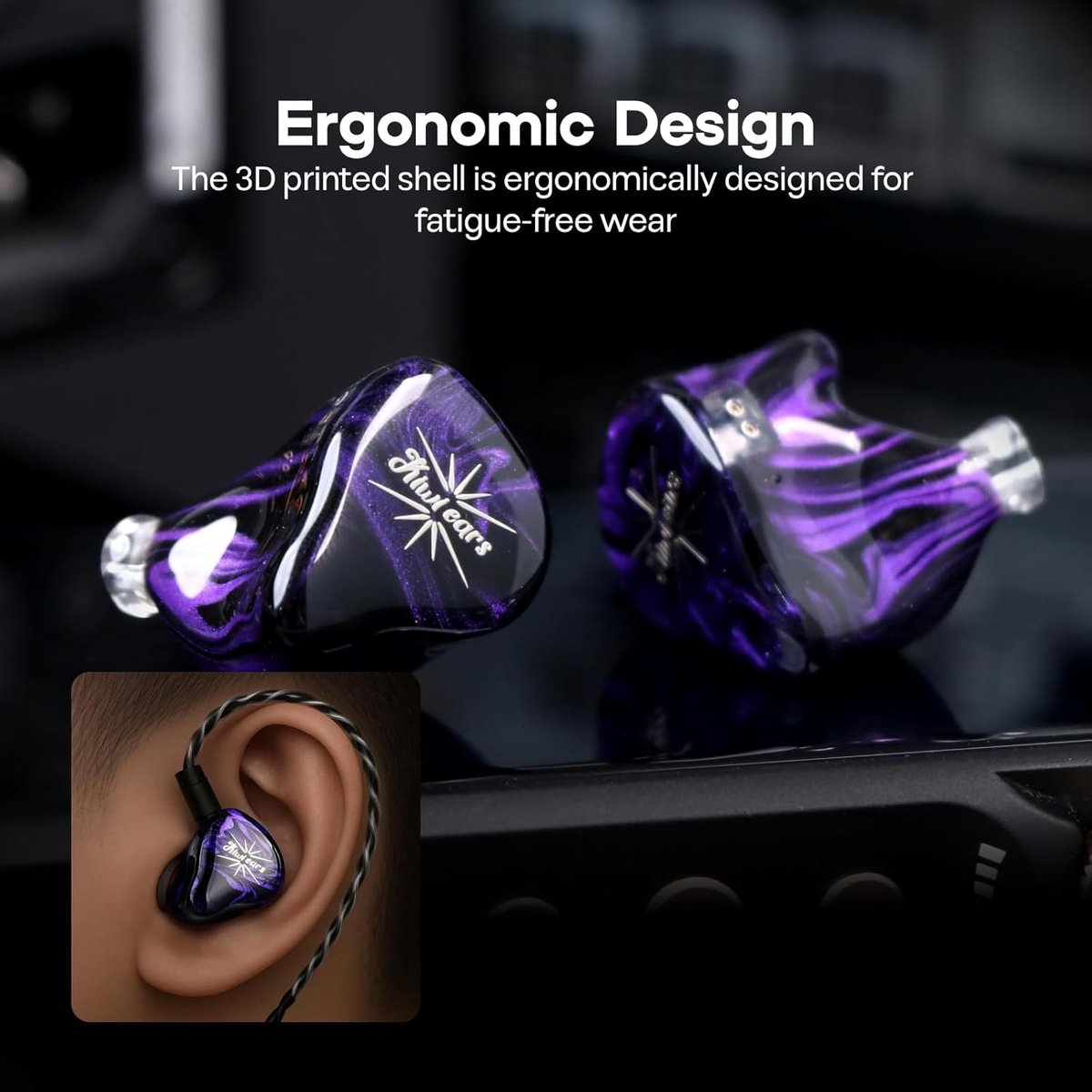 Deux écouteurs intra-auriculaires avec un design tourbillonnant violet et noir, marque 'Kiwi ears'. Un écouteur est dans l'oreille d'une personne.