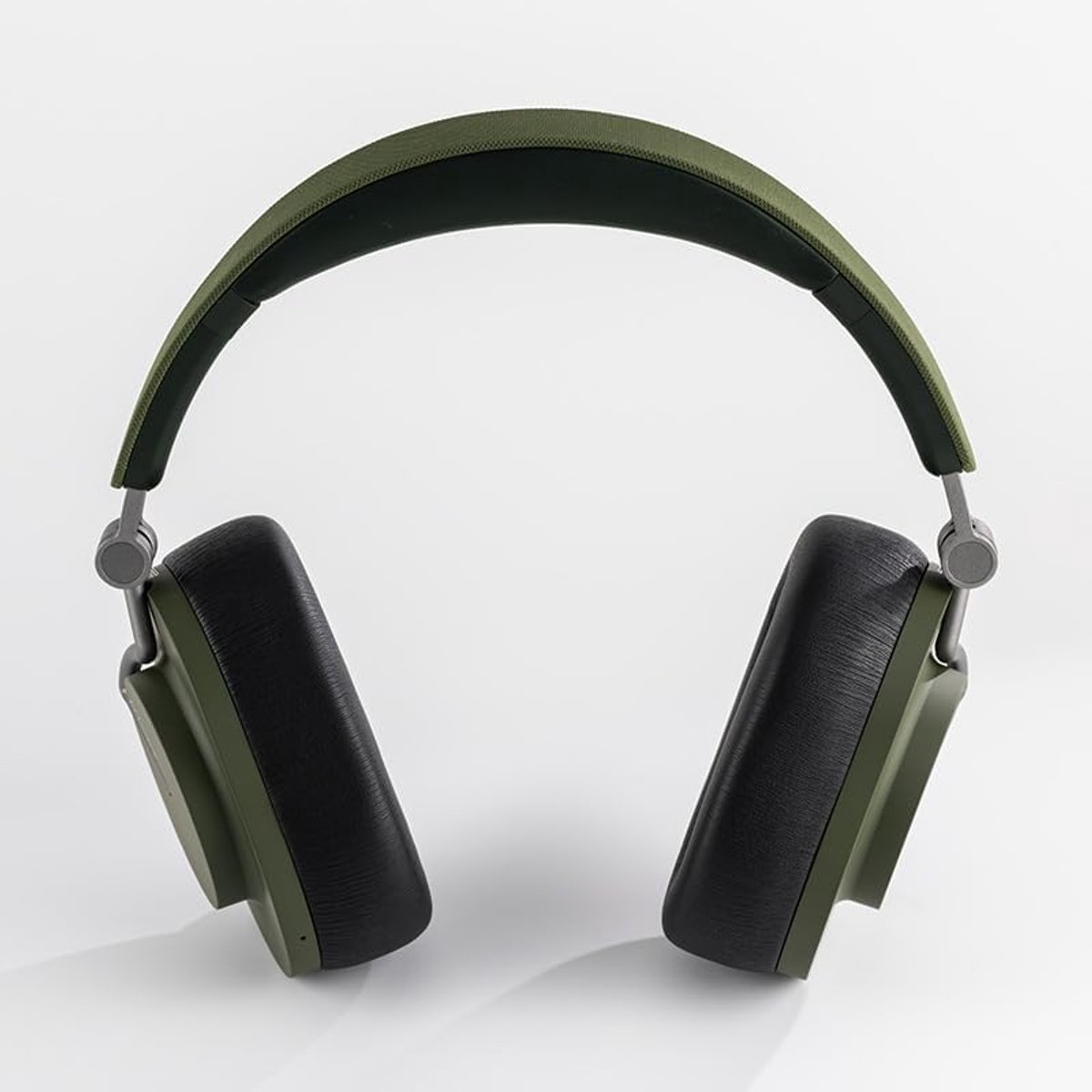 Over-Ear-Kopfhörer mit grünen und schwarzen Farben auf weißem Hintergrund. Der Kopfbügel ist dunkelgrün, die Ohrmuscheln sind schwarz.