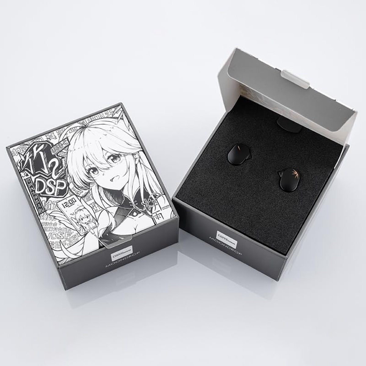 Oortelefoons in een doos. De doos heeft anime-kunst. Een doos is open met oortelefoons erin. De andere doos is gesloten. Witte achtergrond.