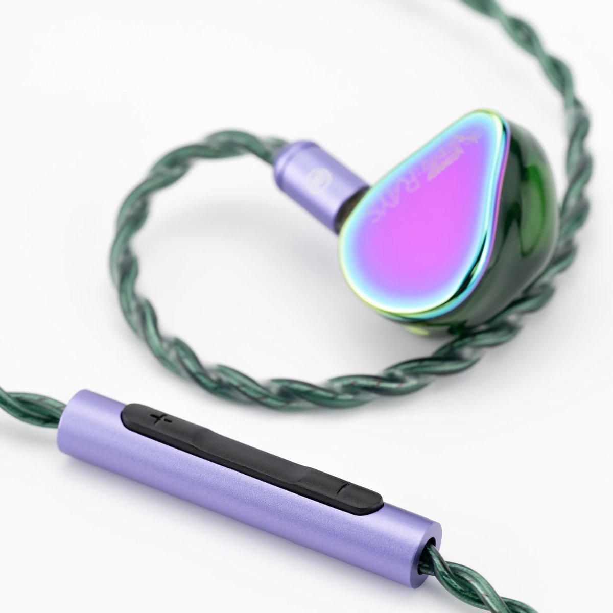 Oortelefoons met een groene en paarse kabel. De oordop is groen met een veelkleurig oppervlak. Een paarse bediening is ook zichtbaar.