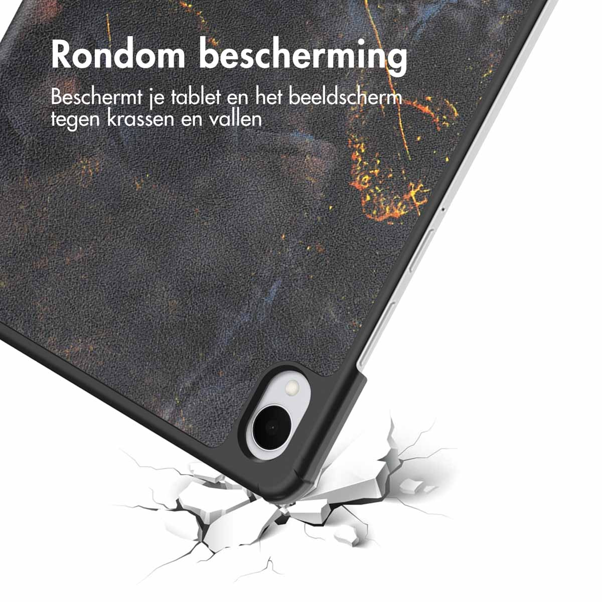Tabletcase onder een hoek, toont impactbestendigheid. Zwarte case met een textuur. Gebarsten grond duidt op een val.