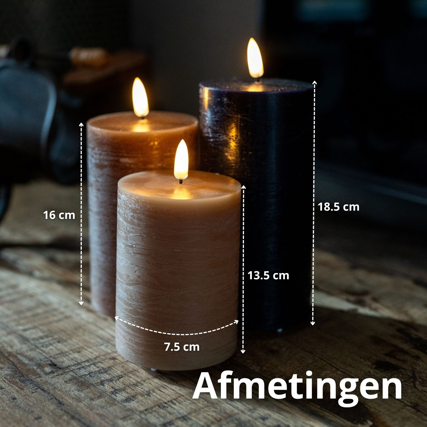 Drie brandende kaarsen in verschillende maten en kleuren op een houten tafel. Afmetingen staan aangegeven.