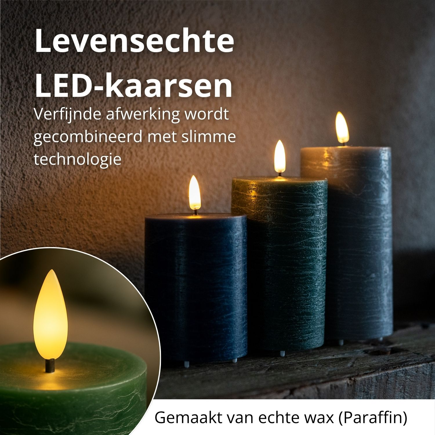 Drei LED-Kerzen mit brennenden Flammen. Eine ist in Nahaufnahme. Die Kerzen haben verschiedene Farben auf Holz.