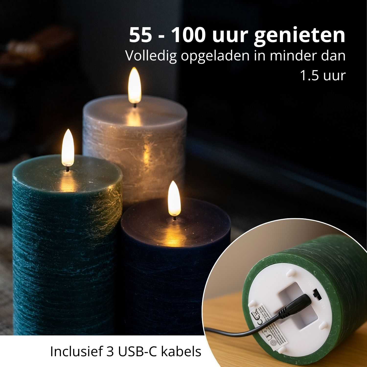 Drei brennende Säulenkerzen in verschiedenen Farben. Eine ist grün, eine grau und eine dunkelblau. Ein USB-C-Kabel ist eingesteckt.