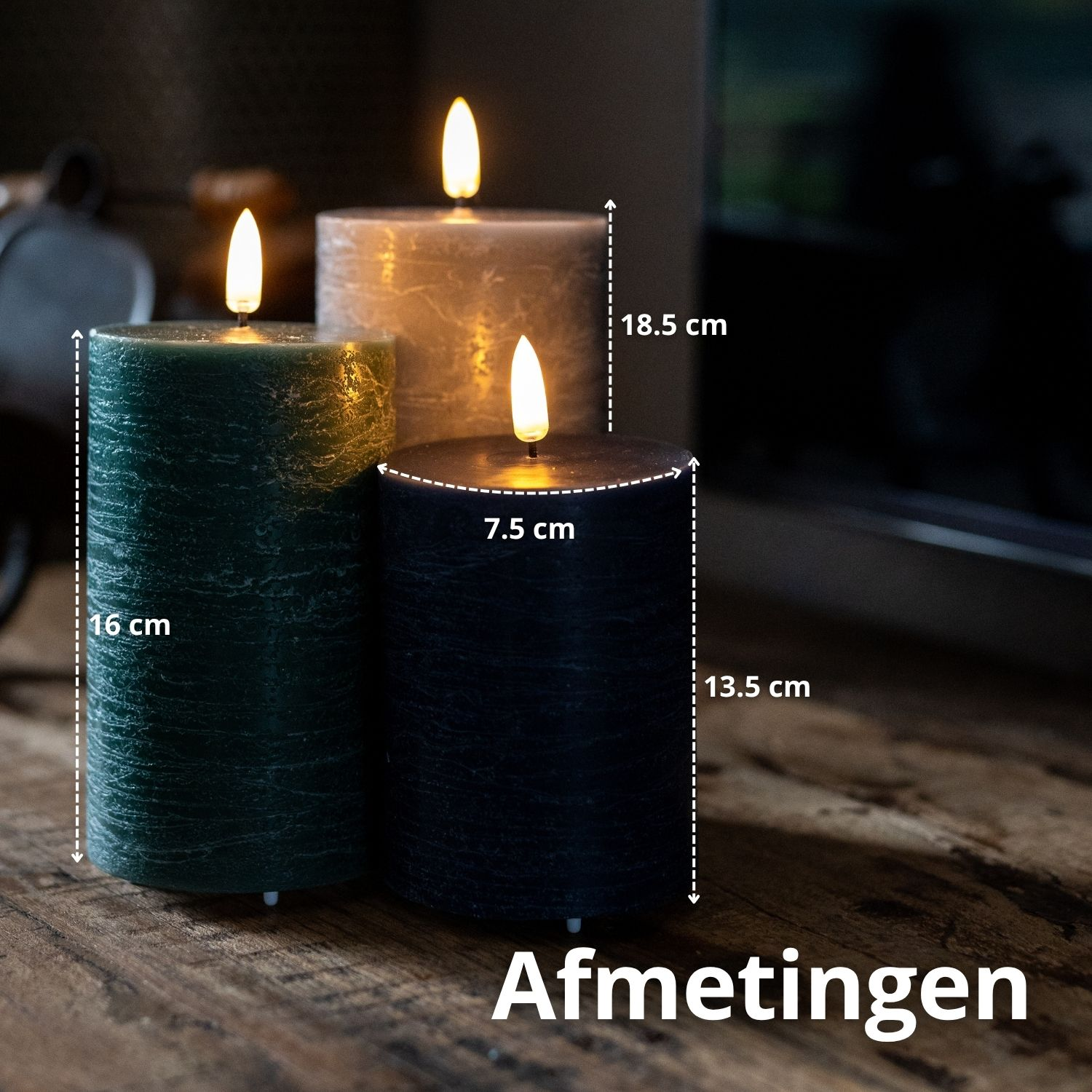 Drei brennende Säulenkerzen in verschiedenen Größen und Farben auf einer Holzoberfläche. Abmessungen sind angegeben.