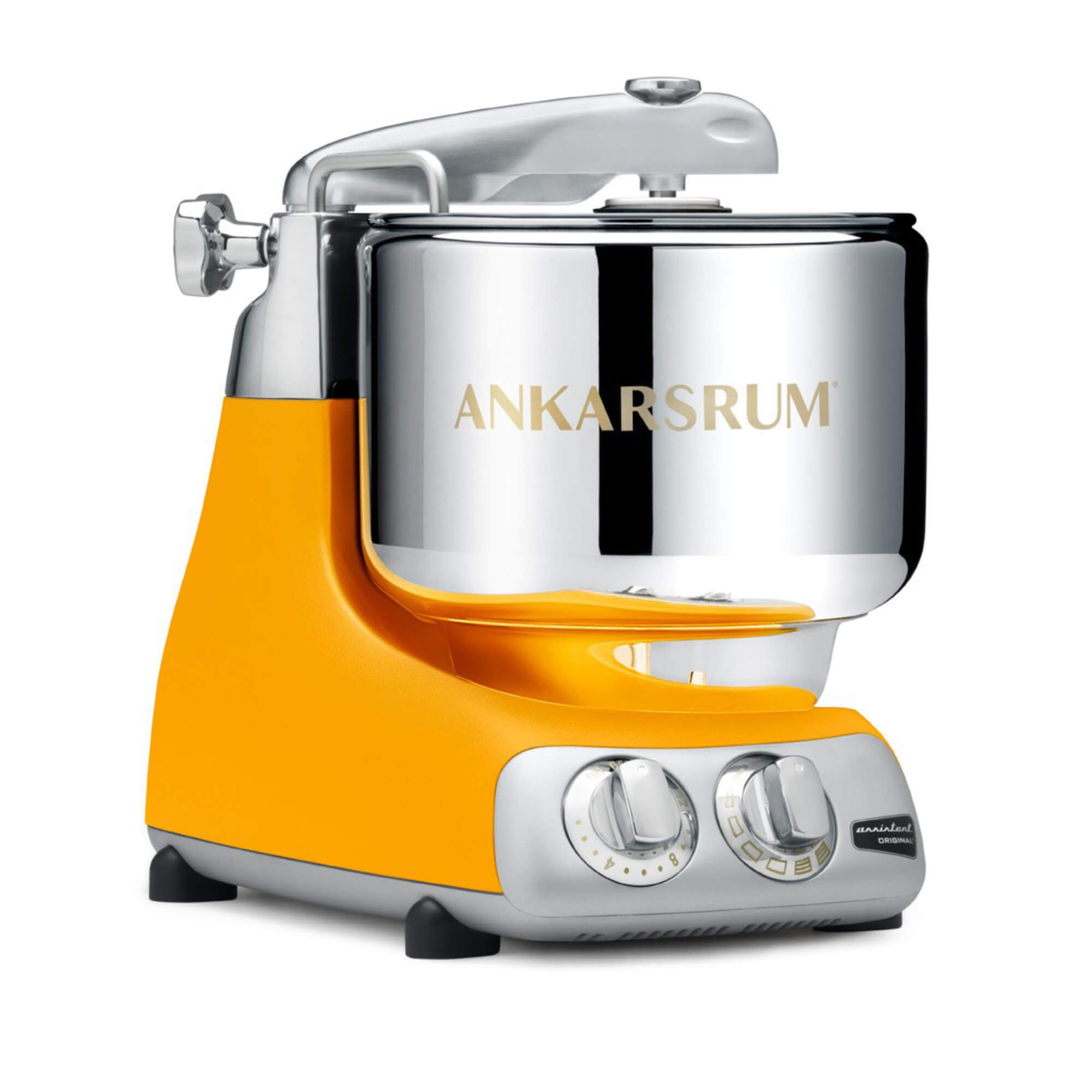 Ankarsrum Küchenmaschine. Sie hat eine Edelstahlschüssel und einen orangefarbenen Körper. Unten sind zwei Knöpfe sichtbar.