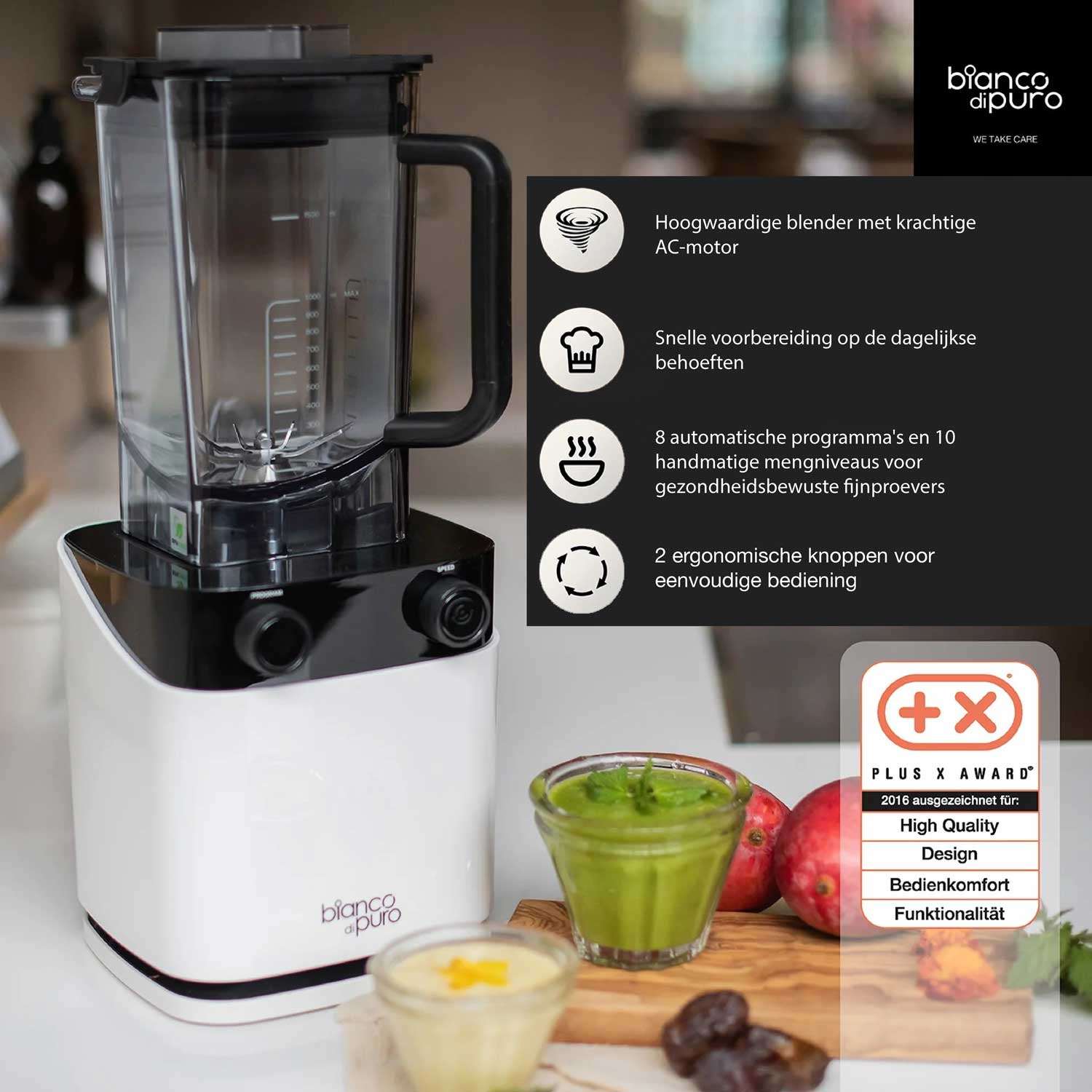 Een witte en zwarte blender met een doorzichtige container. Er zijn twee kleine glazen met eten en fruit.