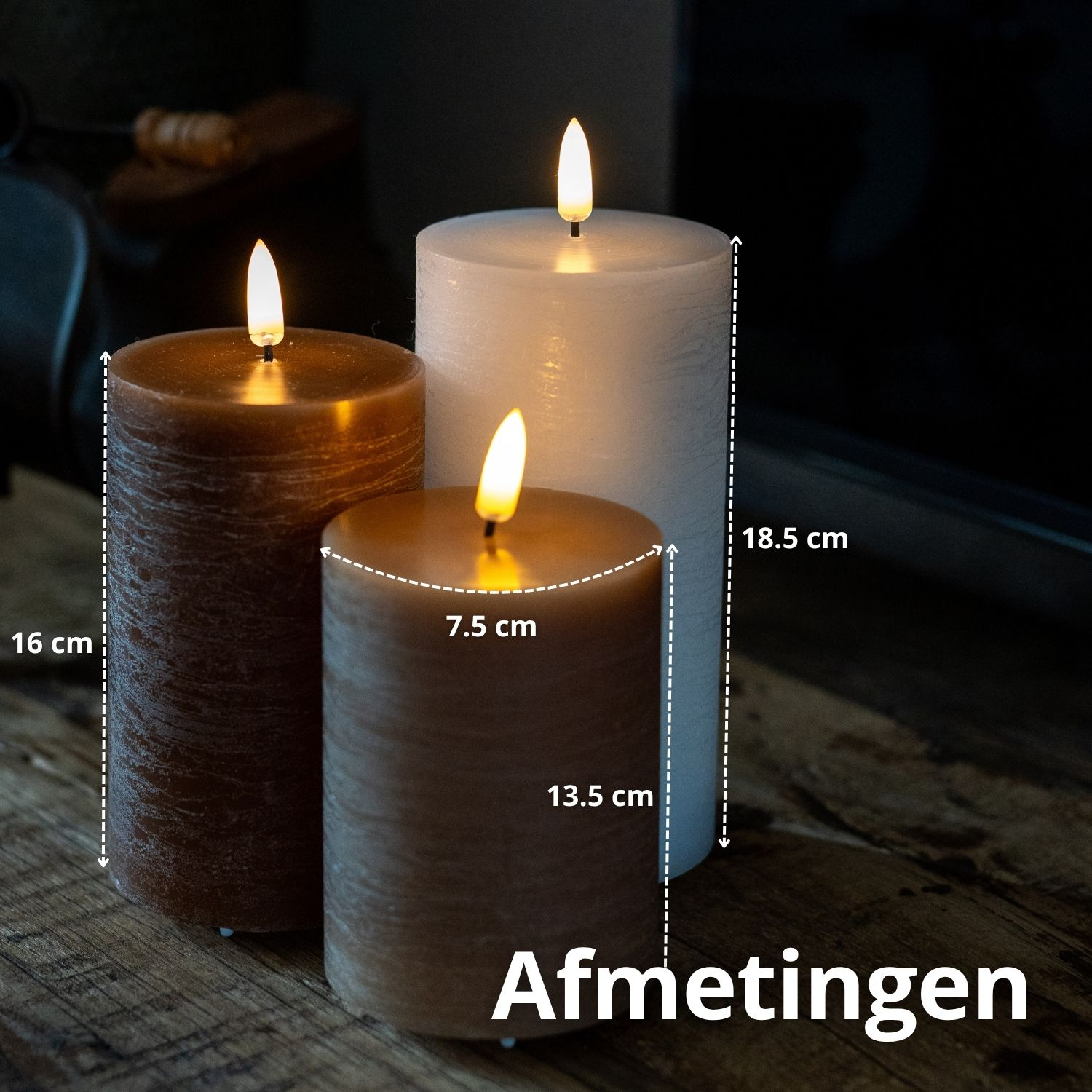 Drei brennende Kerzen in verschiedenen Größen und Farben auf Holz. Abmessungen sind angegeben. Unten steht das Wort 'Afmetingen'.