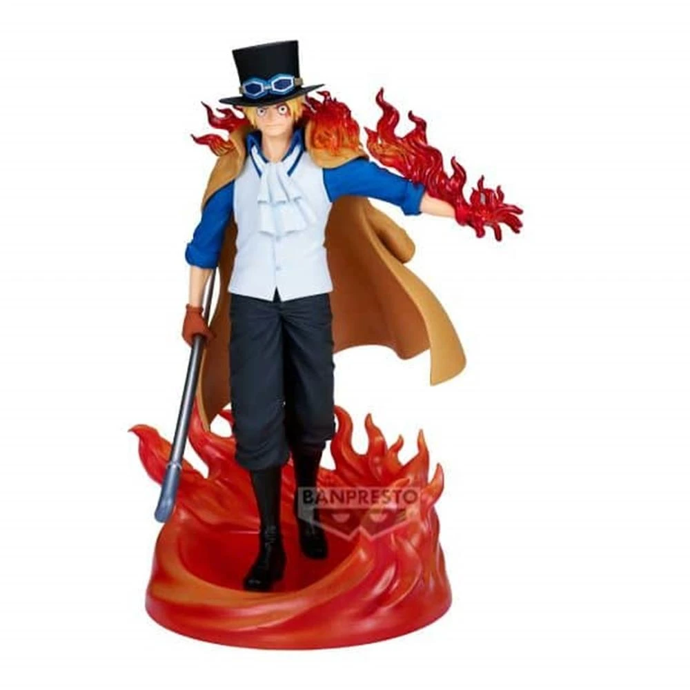 Statuetta anime di un personaggio con cilindro, camicia blu, mantello ed effetti di fuoco. Tiene un bastone e si trova su una base infuocata.