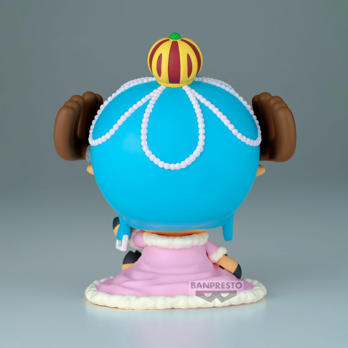 Eine Figur von Tony Tony Chopper aus One Piece, mit Krone und rosa Kleid. Es ist eine blaue Kugel mit braunen Geweihen.