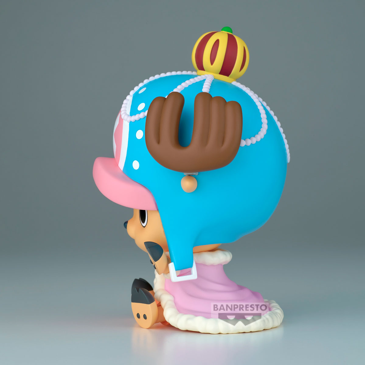 Eine Figur von Tony Tony Chopper mit blauem Helm, Krone, rosa Mantel und braunem Geweih. Es hat eine weiße Basis.