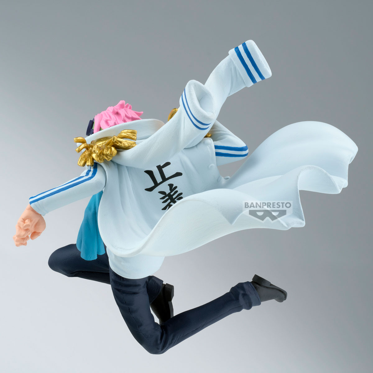 Una statuetta di un uomo con un cappotto bianco a strisce blu, pantaloni neri e capelli rosa, a metà salto. Il cappotto ha un testo giapponese.