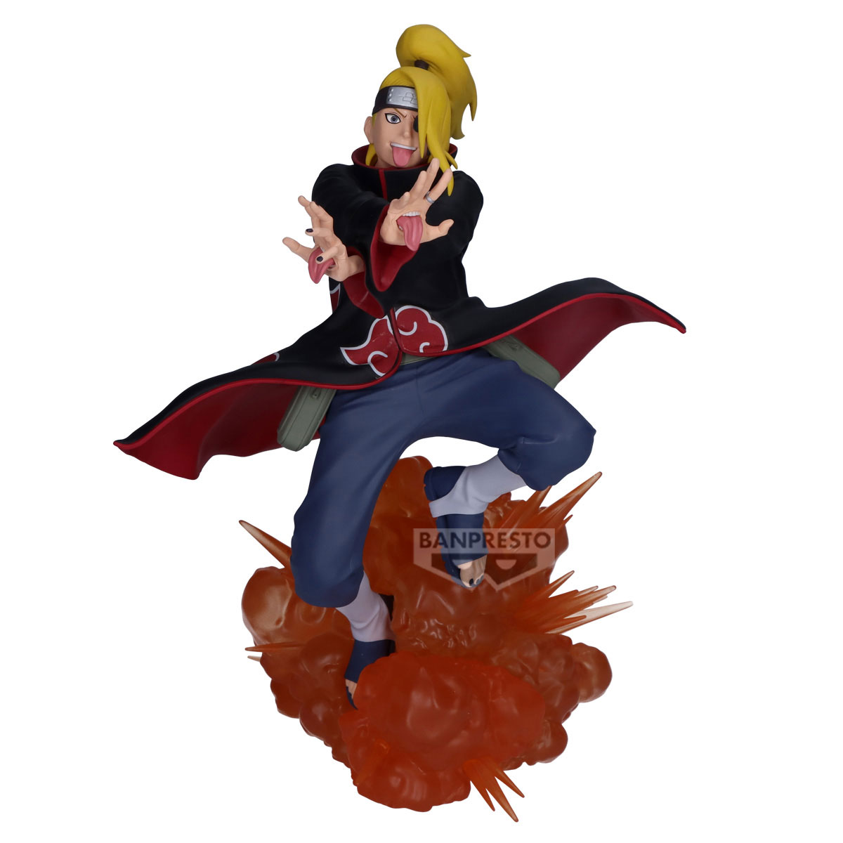 Una statuetta di un personaggio anime biondo con un cappotto nero con fodera rossa. Posa in azione su una base infuocata.