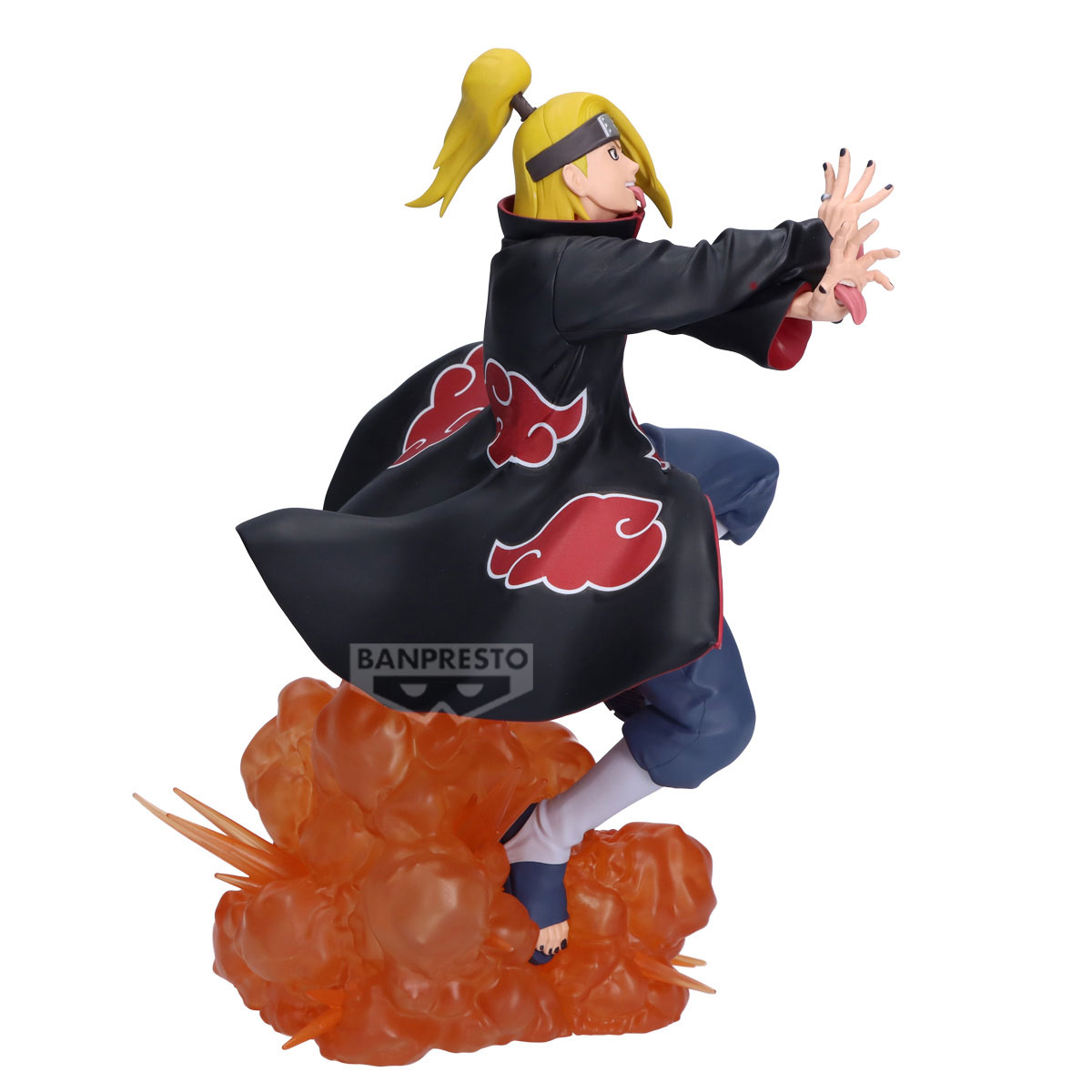 Figura anime di un personaggio biondo in un cappotto nero con motivi di nuvole rosse, in azione, lingua fuori, in piedi su fiamme arancioni.