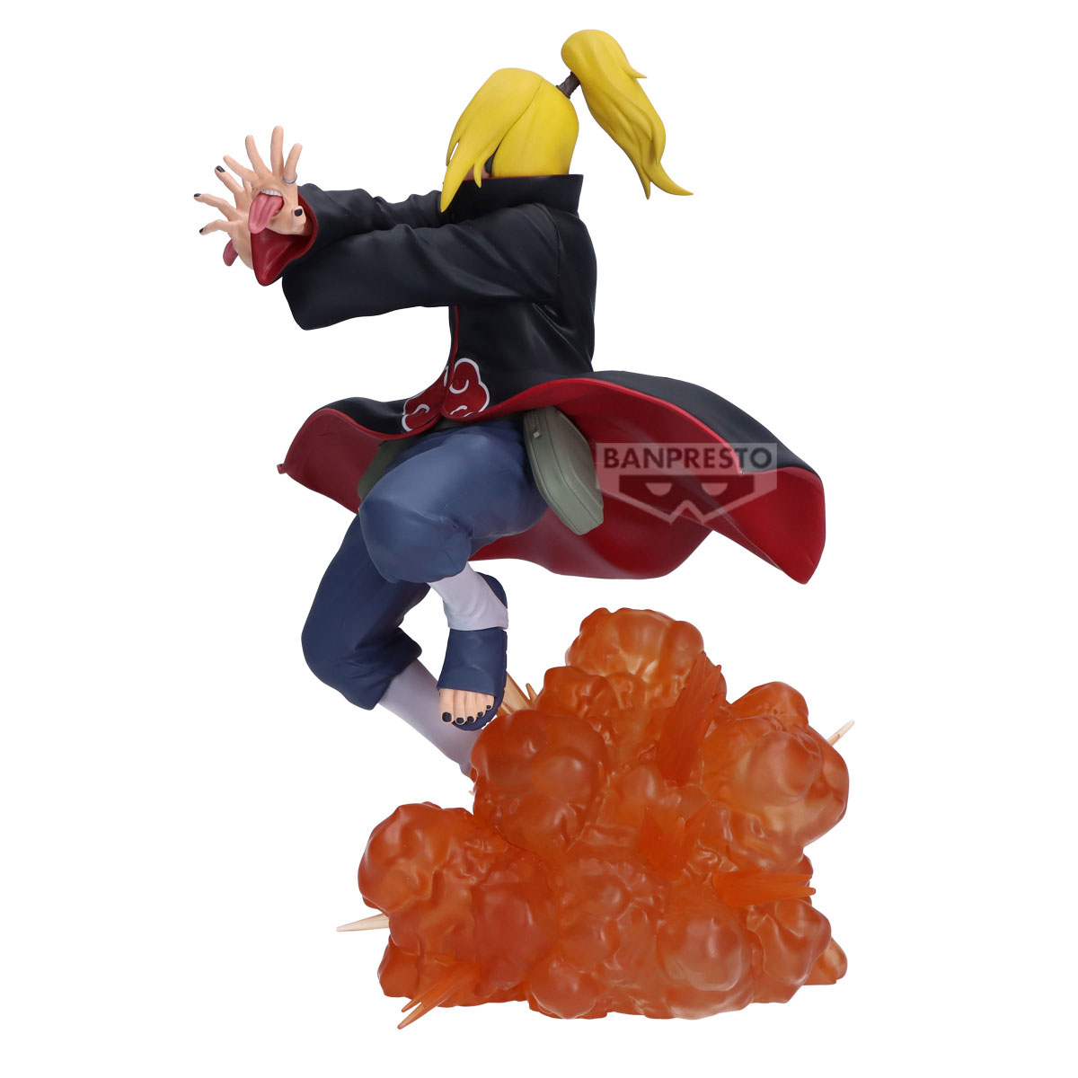 Figura anime di un personaggio biondo in abito nero e rosso, in piena azione, su una base di esplosione arancione.