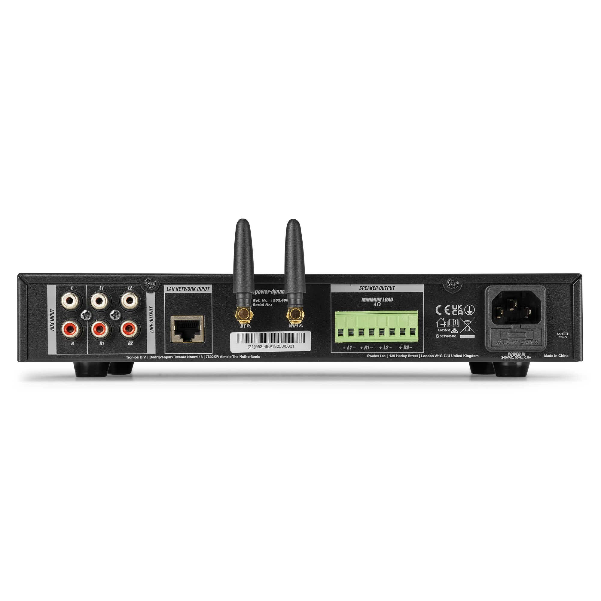 Vista trasera de un dispositivo de audio con puertos, antenas y entrada de alimentación. Tiene varios conectores de entrada y salida.