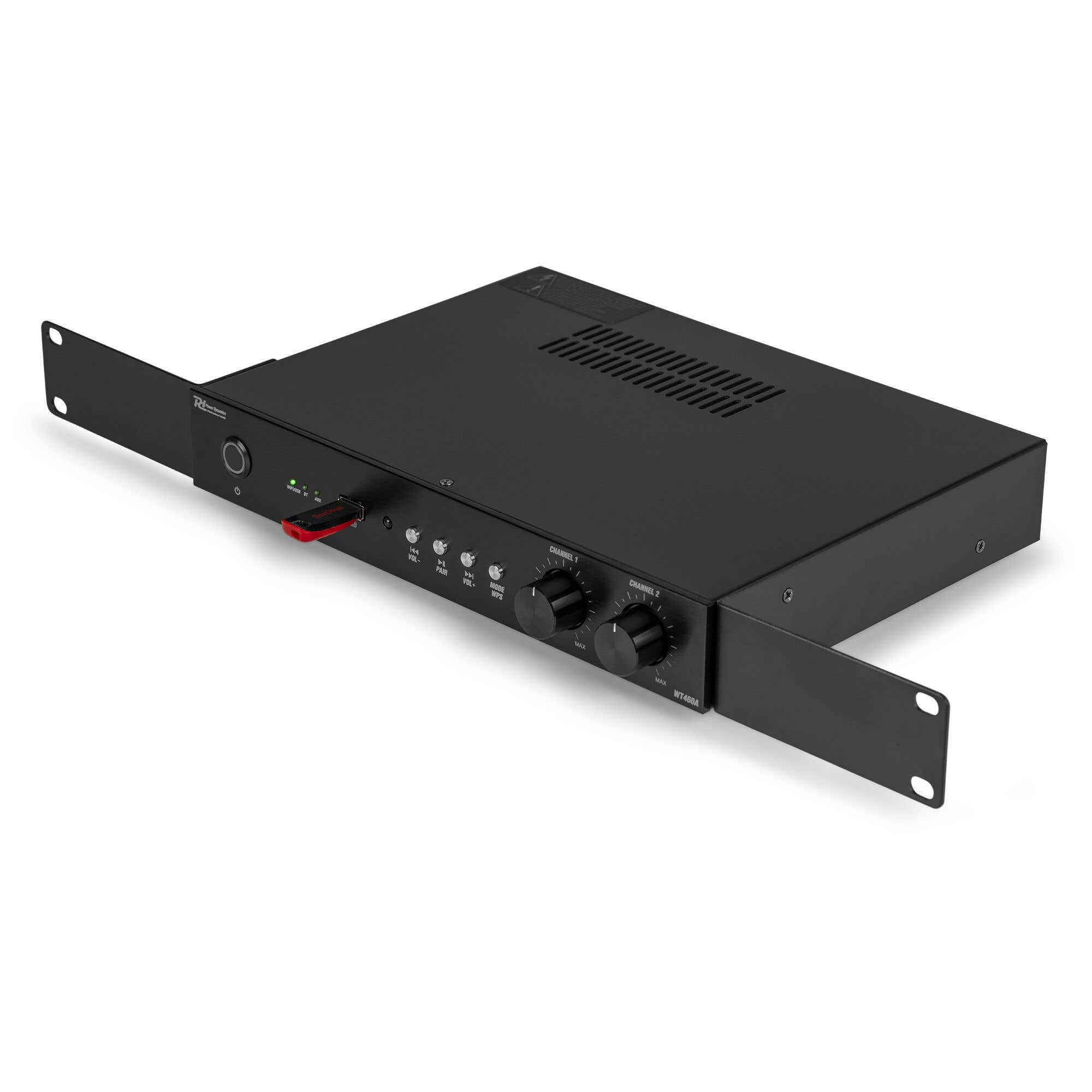 Dispositivo de audio negro con controles y puerto USB. Perillas, botones y una unidad USB roja visibles en el panel frontal.