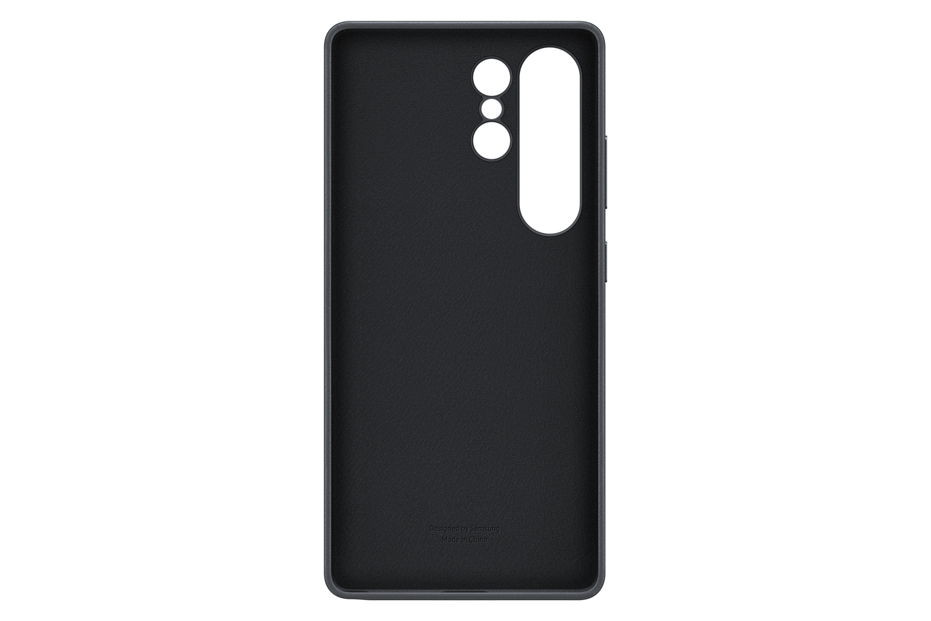 Una funda de teléfono gris oscuro, con recortes para la cámara y botones. Abajo tiene el texto: 'Designed by Samsung Made in China'.