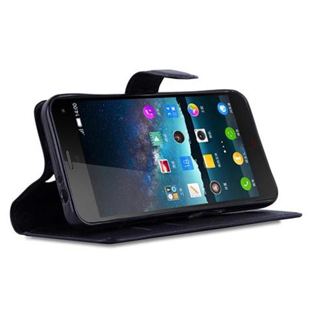 Uno smartphone in una custodia nera. Lo schermo mostra icone di app e uno sfondo galassia.