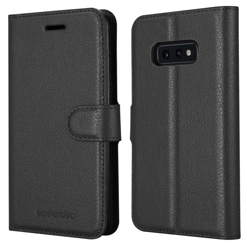 Una custodia per telefono in pelle nera, aperta per rivelare il retro del telefono. La custodia ha una chiusura magnetica e una superficie strutturata.
