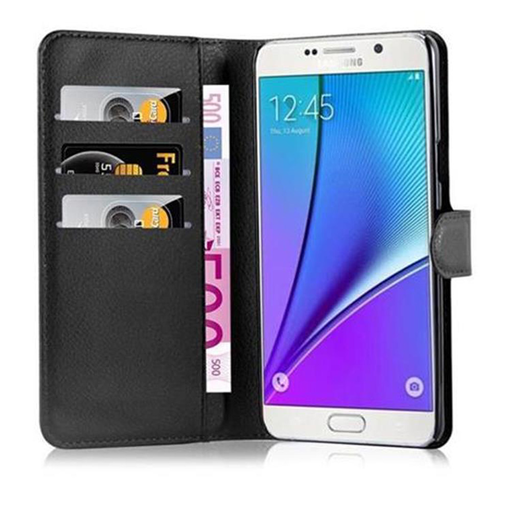 Uno smartphone in una custodia a portafoglio nera. Sono visibili carte di credito e una banconota da 500 euro. Il telefono mostra le 12:45.