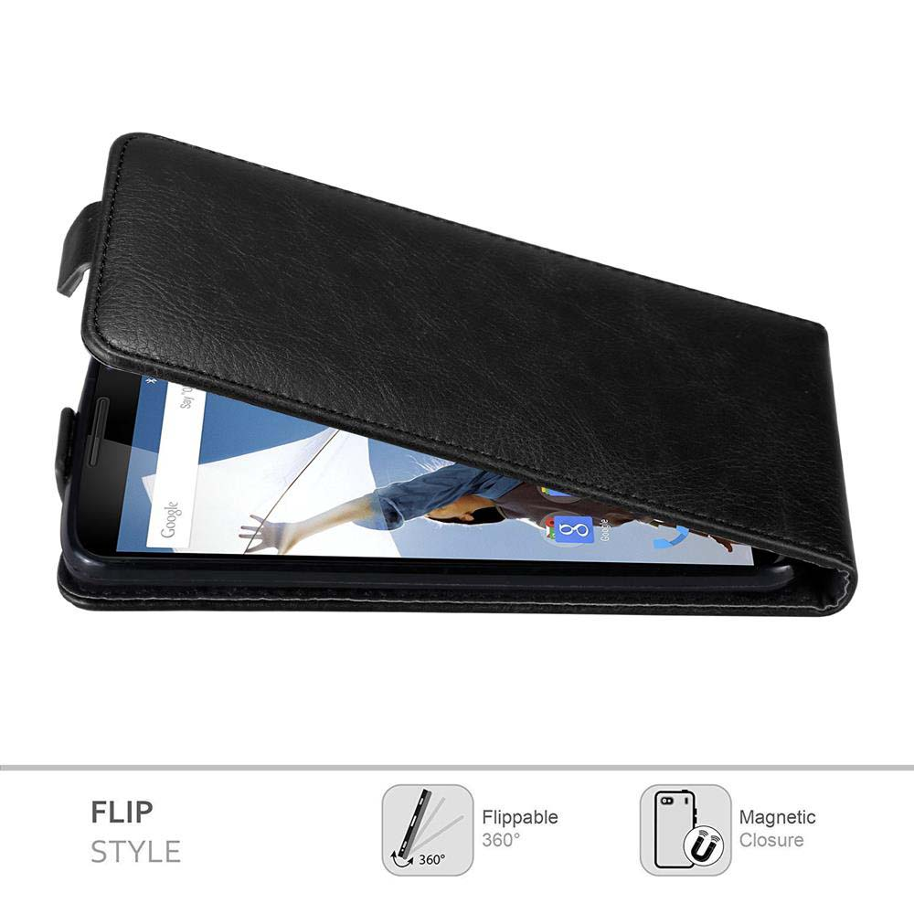 Una funda negra tipo flip está abierta, revelando la pantalla de un smartphone con la barra de búsqueda de Google. La funda está sobre una superficie blanca.