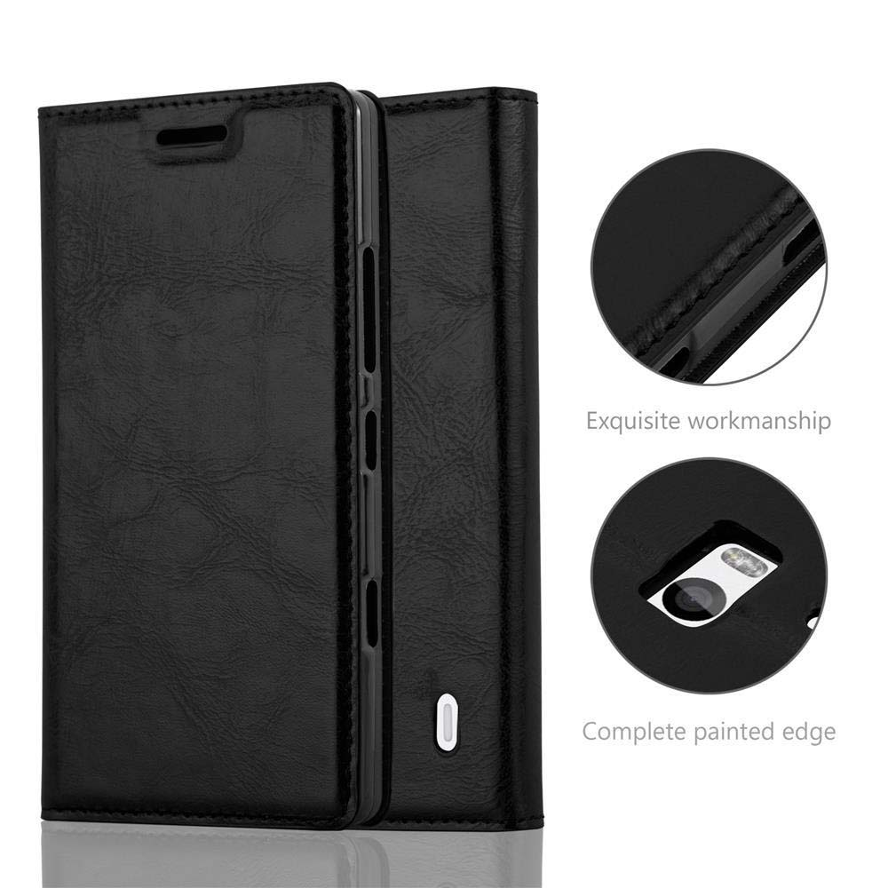 Una funda de teléfono de cuero negro está abierta, con primeros planos de detalles de artesanía y un borde pintado. Fondo blanco.