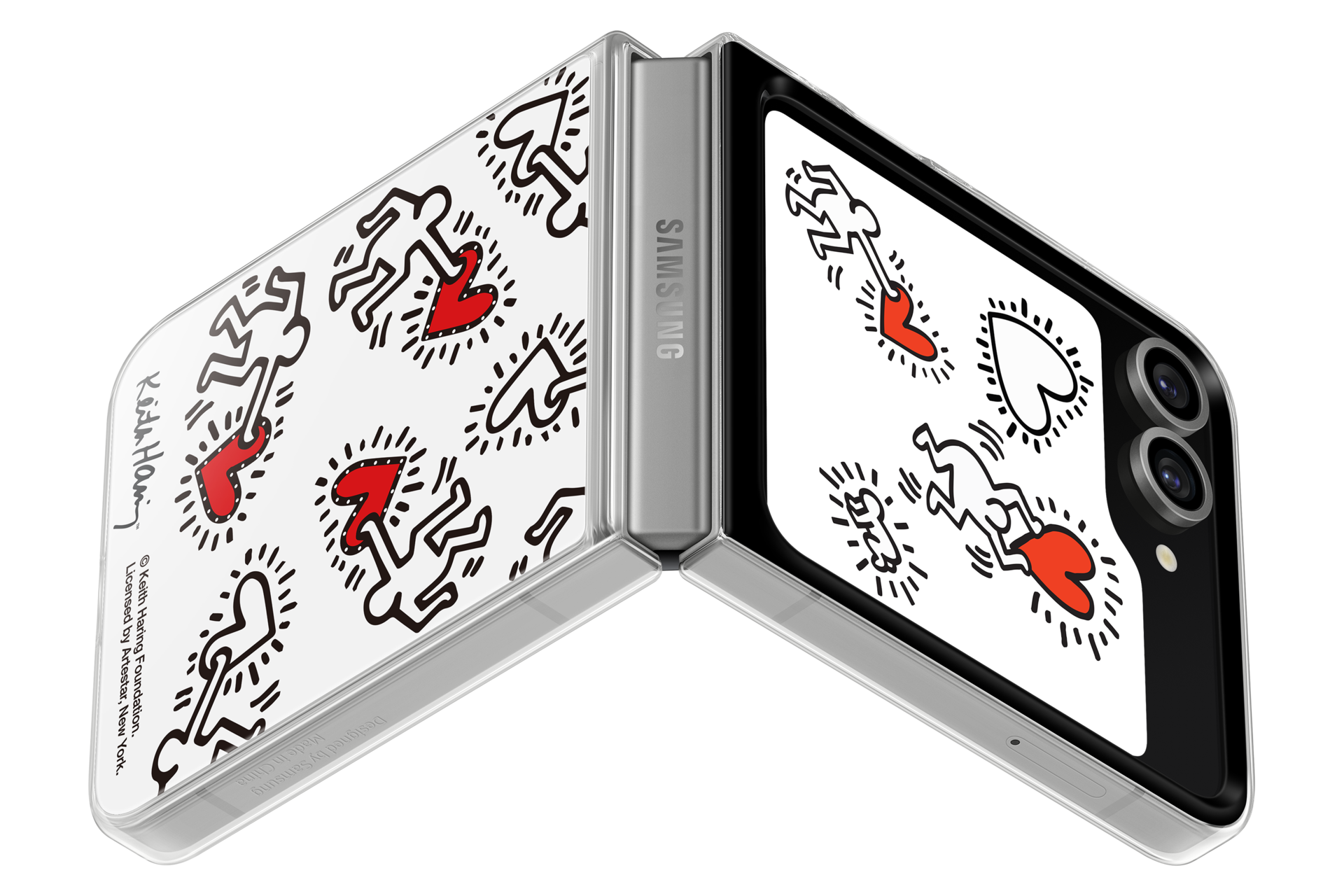 Składany telefon Samsung z białą obudową. Obudowa jest ozdobiona czarnymi figurami i czerwonymi sercami. Telefon jest otwarty.
