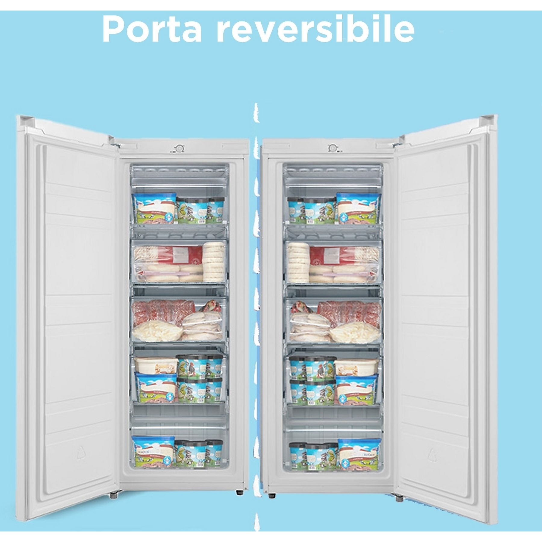 Due congelatori bianchi aperti su sfondo blu. I congelatori sono pieni di generi alimentari.