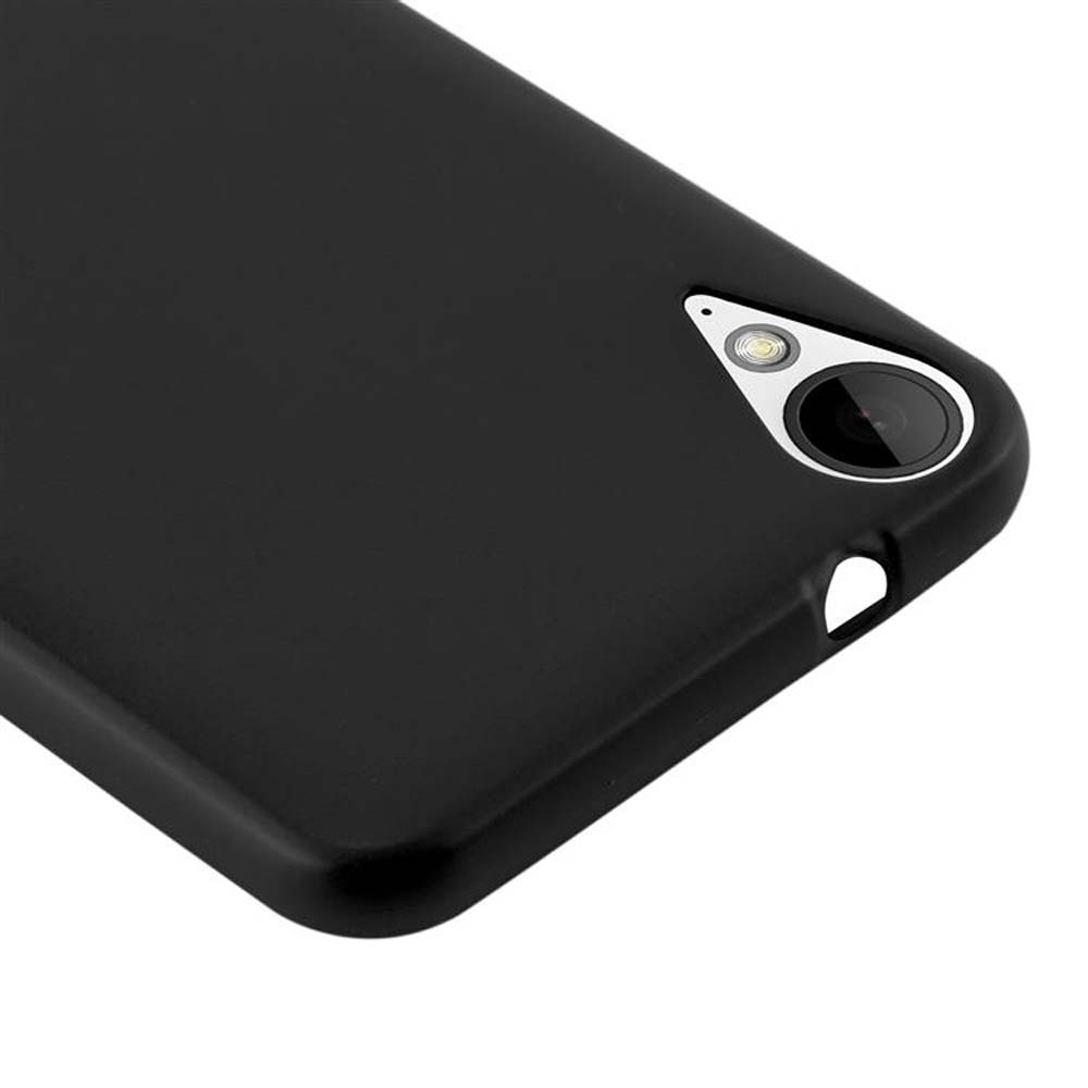 Vista de cerca de una funda negra para teléfono. La lente de la cámara y el flash son visibles. La funda es lisa y tiene bordes redondeados.