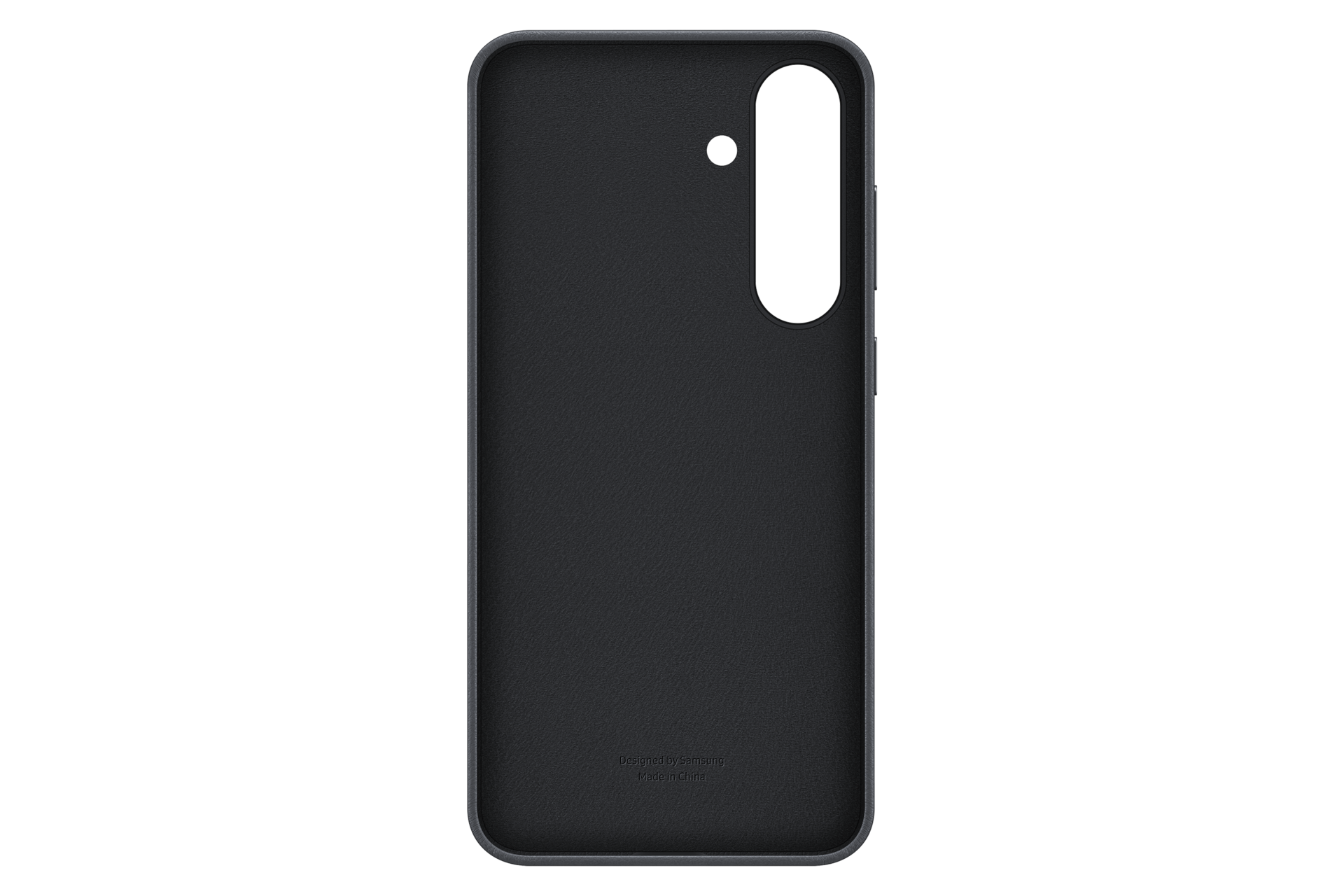 Eine dunkelgraue Handyhülle mit Kameraausschnitt und den Worten „Designed by Samsung Made in China“.