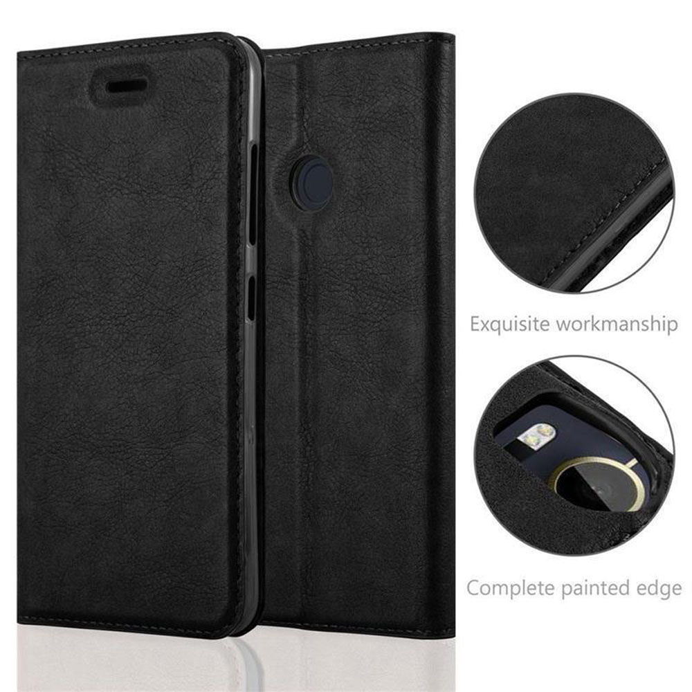 Custodia per telefono in pelle nera, aperta. Dettagli: lavorazione squisita, bordo verniciato completo. Primo piano della custodia e del telefono.